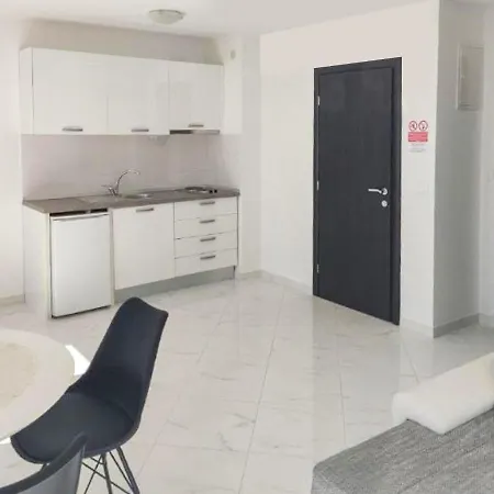Inviting In With Shared Pool ماكارسكا