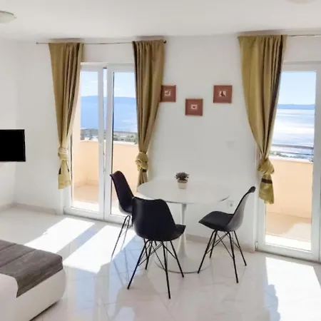 Inviting In With Shared Pool Appartamento Makarska